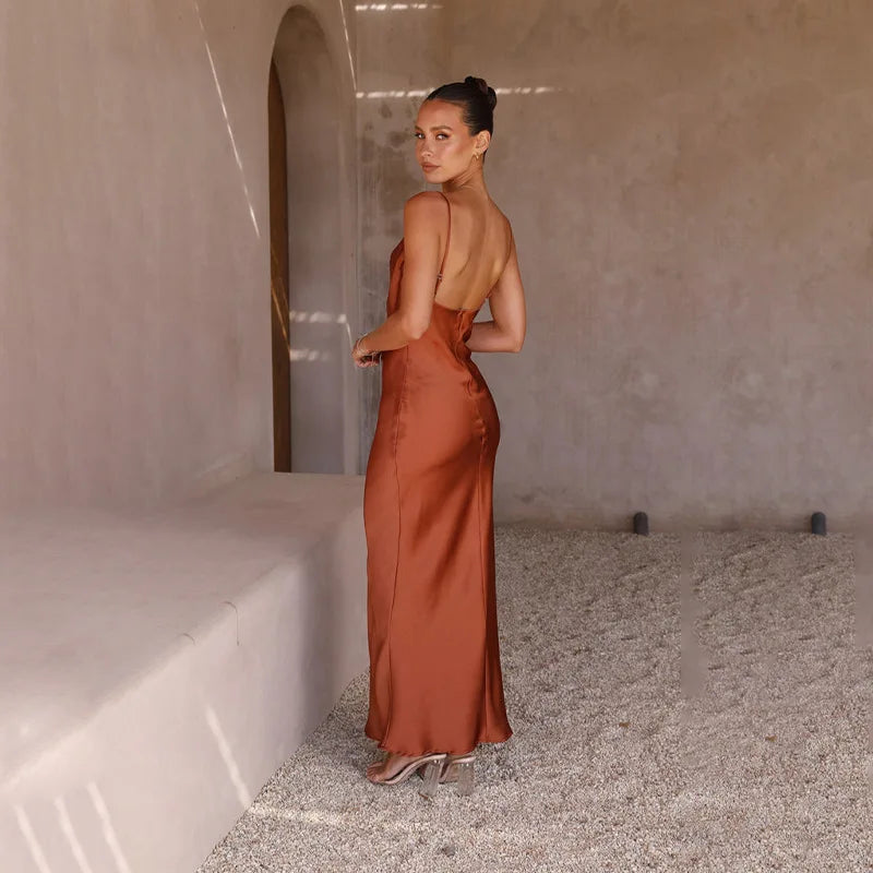 Elvira | Maxikleid Satin rückenfrei Schlitz figurbetont