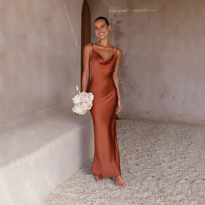 Elvira | Maxikleid Satin rückenfrei Schlitz figurbetont