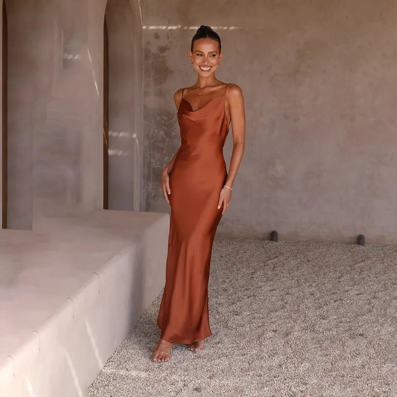 Elvira | Maxikleid Satin rückenfrei Schlitz figurbetont