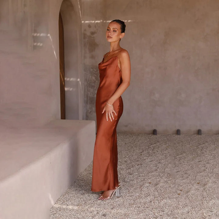 Elvira | Maxikleid Satin rückenfrei Schlitz figurbetont