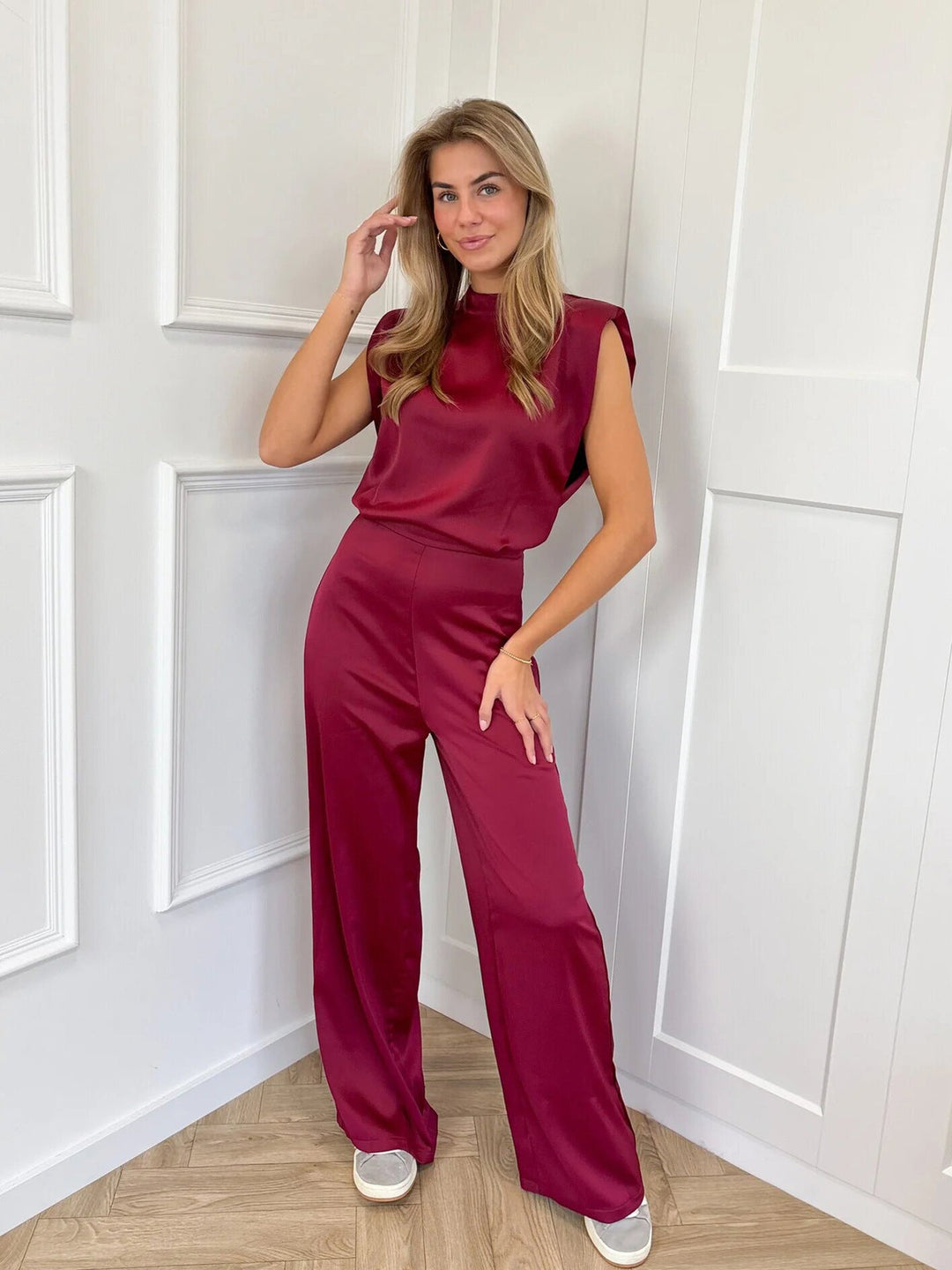 Vera | Jumpsuit Satin Ärmellos Weite Beine Rückenausschnitt