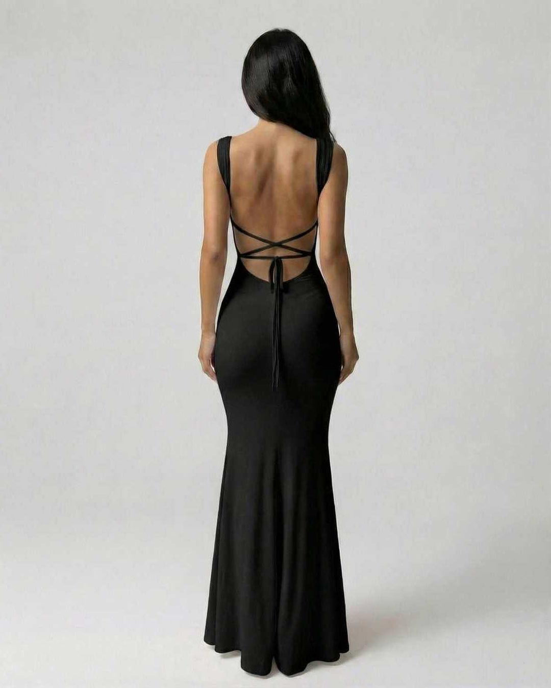 Jana | Maxikleid Slim Fit Eckiger Ausschnitt Offener Rücken Gekreuzte Bänder